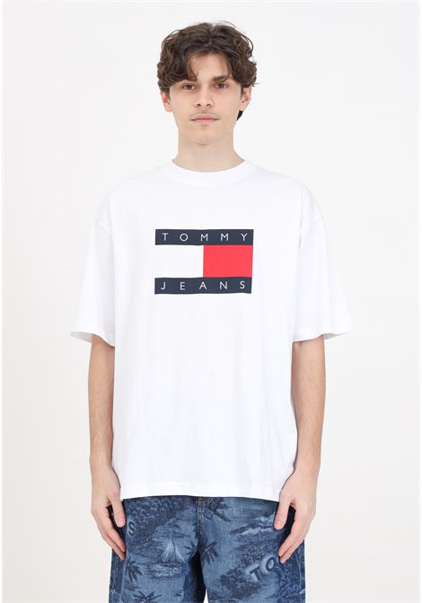 T-shirt da uomo bianca Skate Flag Tee TOMMY JEANS | DM0DM19555YBRYBR